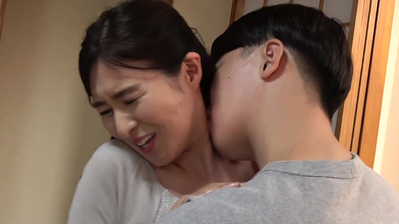 熟女 秘密の午後 大家の奥さんの美乳に欲情したアパートに住む男は… 離婚したい妻は訪問営業男の肉棒にムシャブリつき…のサムネイル画像