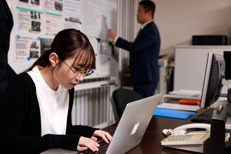 会社で嫌われている地味な先輩とのSEXがドストライクすぎて…のサムネイル画像