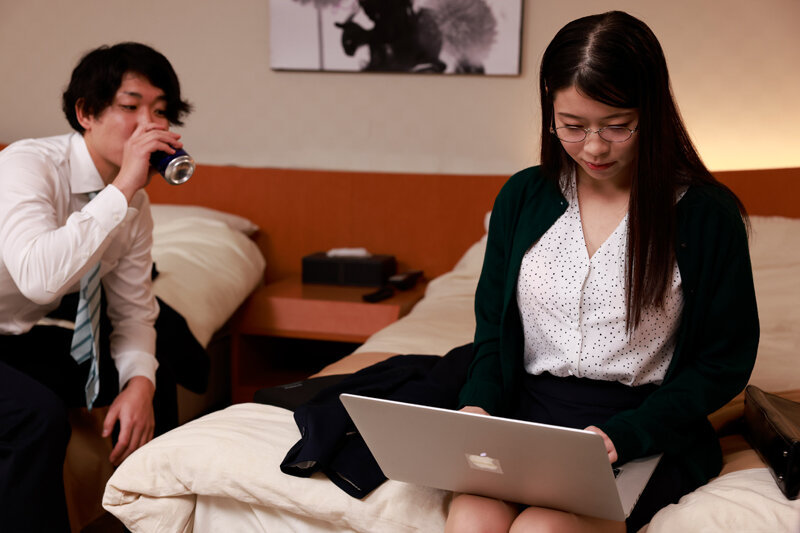 会社で嫌われている地味な先輩とのSEXがドストライクすぎて…のサムネイル画像