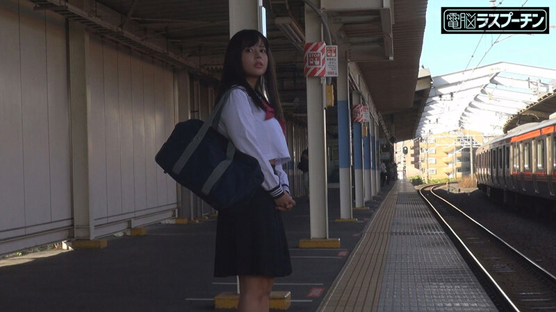満員電車で羽交い絞めにされセーラー服の下から見えた乳首を強●開発される爆乳女子○生 夕美しおんのサムネイル画像
