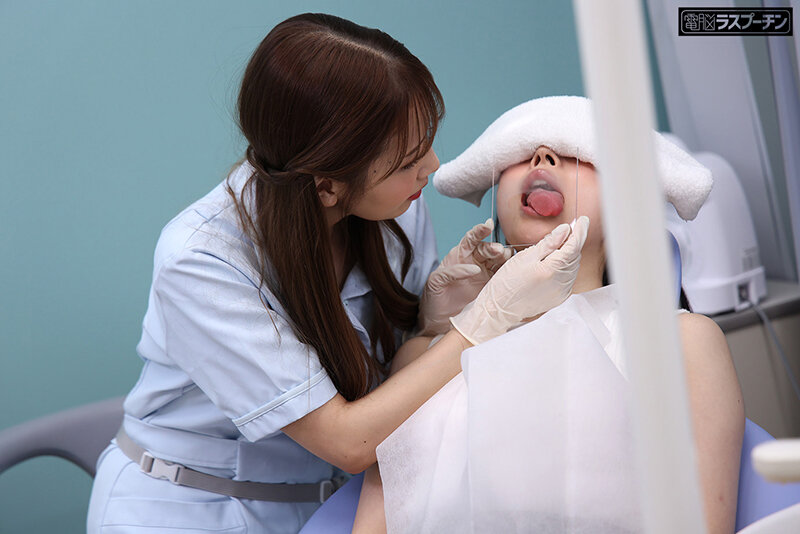 変態レズ歯科医にとんでもないベロ責めで口内開発されイキまくる敏感女 2 皆月ひかる 友田彩也香のサムネイル画像