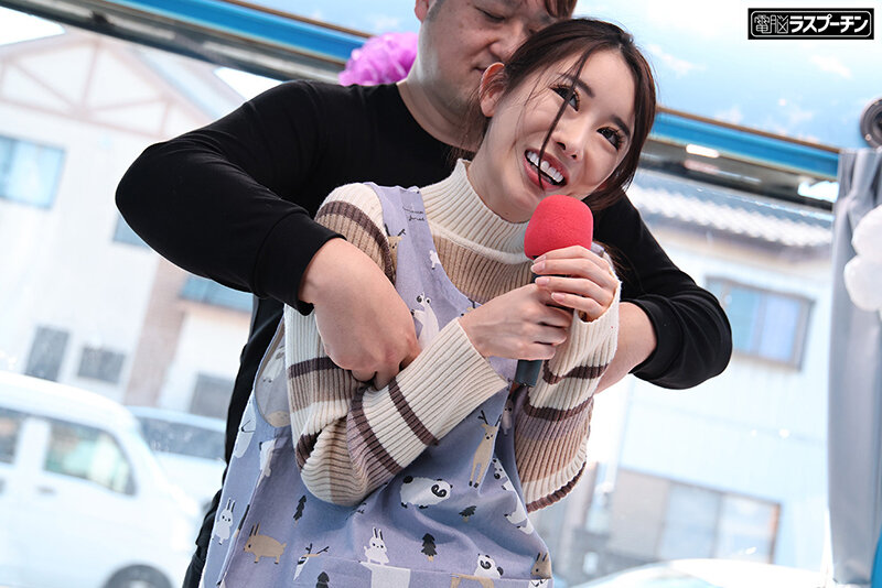 優しくて可愛い保母さん限定！マジックミラー号乳首カラオケ 乳首いじられながら1曲歌いきったら賞金ゲット！感じちゃったらHな罰ゲーム！のサムネイル画像