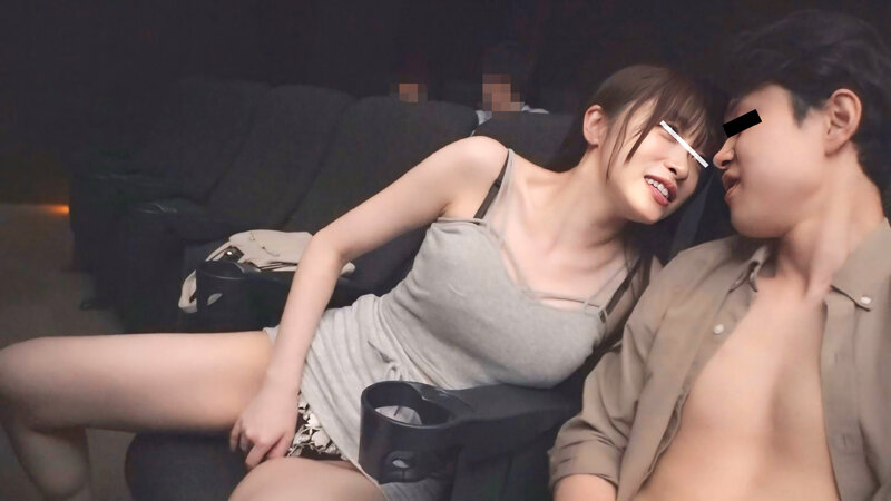すいてる映画館で隣にスレンダー美女が忍び寄り甘い囁き、上映中バレないようにボクのチ〇ポをいじくり倒してくる！「シぃ～…静かにしてください。他のお客さんに迷惑ですよ」淫乱痴女のサイレントSEXザーメン搾取！ ＃02 ゆうりちゃんのサムネイル画像