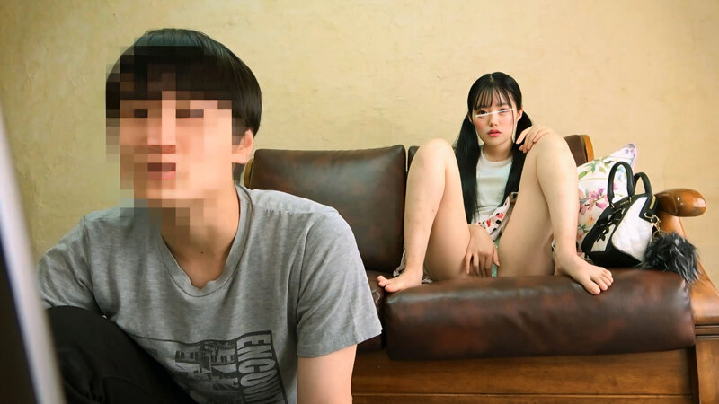 ～幼馴染とAV鑑賞～女だってAV見てたら興奮して自然と股間に手が伸びる！？バレないようにオナニーしながら体をすり寄せ急接近！！！【配信専用Vol.02】のサムネイル画像