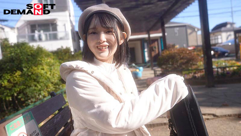 【初撮り】八重歯がキュートなちっぱい女子大生 ヴァイオリンが趣味の温室育ちな箱入り娘はエロい事に興味津々 147cmの童顔で生意気なお嬢様は最近AVで見た乳首舐め手コキをやってみたい ゆら・21歳【圧倒的4K映像でヌク！】 紬希ゆらのサムネイル画像