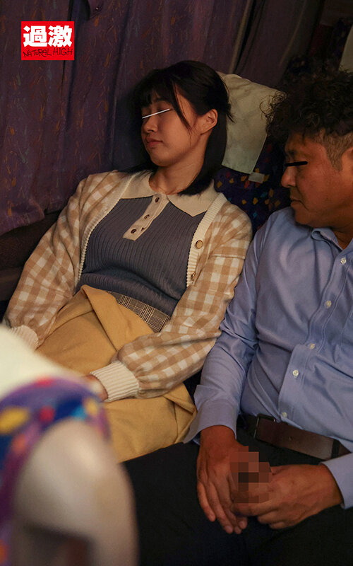 夜行バスで2人きり デカチンをねじ込まれた快感が忘れられず騎乗位中出しするまで発情腰が止まらない美尻娘 デカ尻清楚JDのサムネイル画像