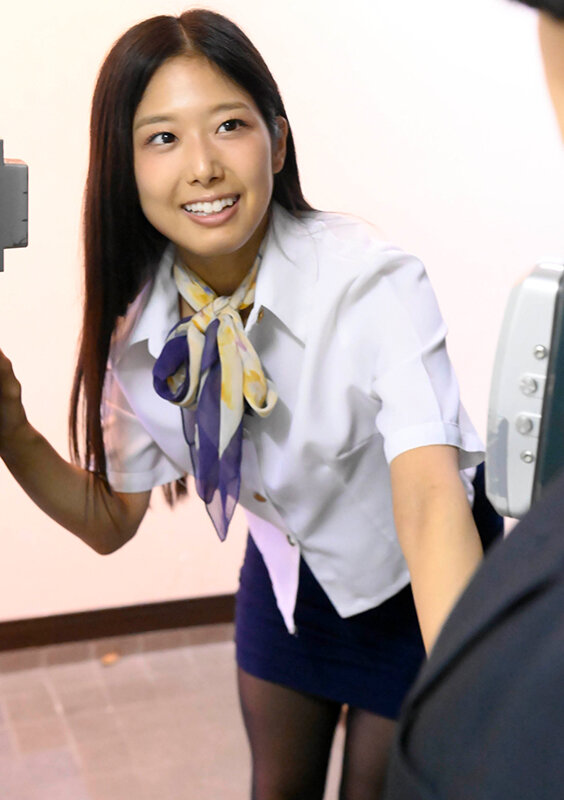 自宅でエステ始めたプリ尻若奥様。近所の知合いの息子が来てマッサージしてたら勃起が全然収まらず、お互いのムッツリスケベを隠しきれず挿入までヤッちゃった！ 前乃菜々のサムネイル画像