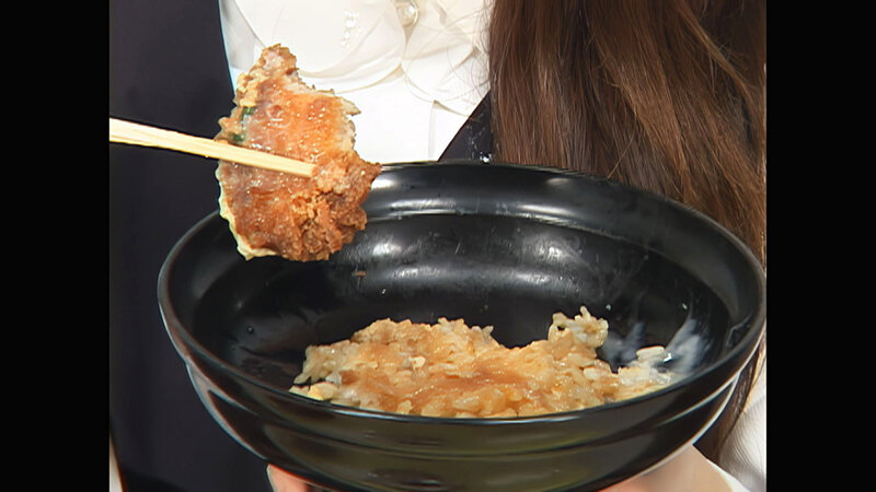 【 AI リマスター版 】お食事中に顔射して食ザーのサムネイル画像
