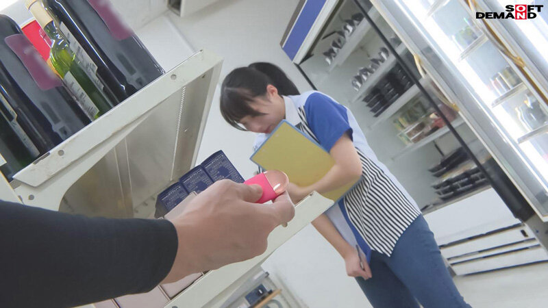 接客態度の悪いコンビニバイト娘に無理矢理、媚●付きリモバイ仕込んで制裁失禁させたった！仕事中にも拘わらず店内のあらゆる場所でスイッチオン！媚●で屈●濡れしたオマ●コに挿入すると中出しSEXに溺れ狂う！！のサムネイル画像