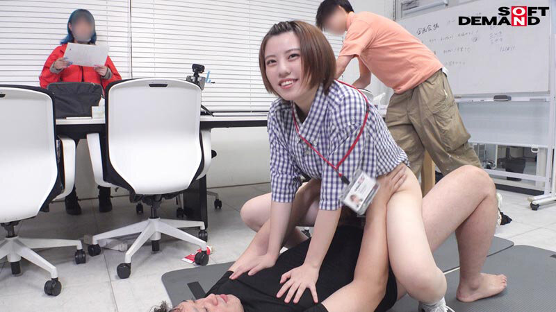 マ○コまる出し！半裸AD羞恥業務 SOD女子社員 制作部 新田好実のサムネイル画像