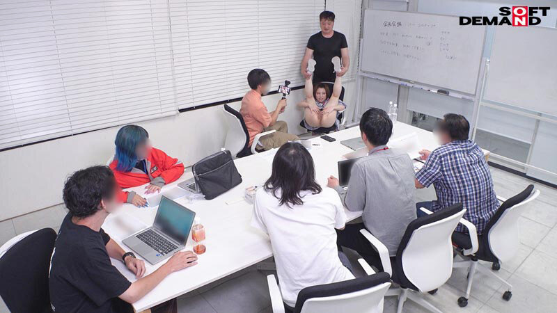 マ○コまる出し！半裸AD羞恥業務 SOD女子社員 制作部 新田好実のサムネイル画像