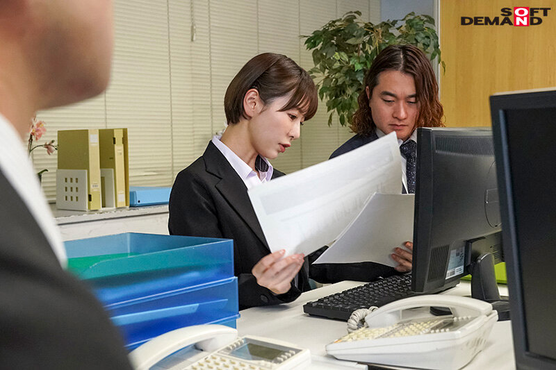 終業後の居酒屋NTR ヤリチンの後輩たちに弱みを握られた彼女は酔いつぶれた僕の隣でなされるがまま中出しされた 都築亜美のサムネイル画像