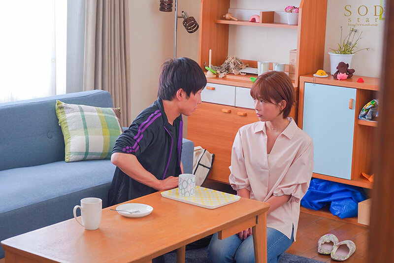 保育園に子供を送ってから迎えまでの8時間…長男のサッカースポ少のコーチと、不倫セックスしまくっている絶倫ママチャリ妻。 紗倉まなのサムネイル画像