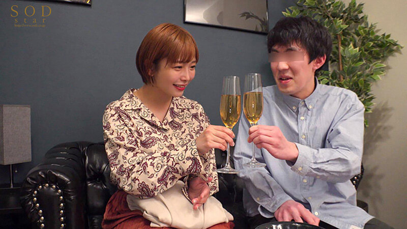 紗倉まなが女性慣れしていない童貞くんの家を訪れ優しくエッチにリードしちゃいました！のサムネイル画像