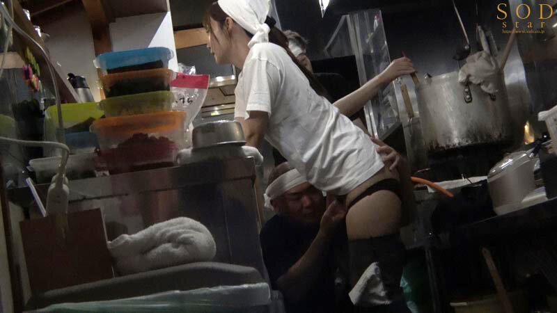 ラーメン屋唯一の女バイト、汗だくガテン系店員の性欲発散を担うセクハラOK娘。 渚恋生のサムネイル画像