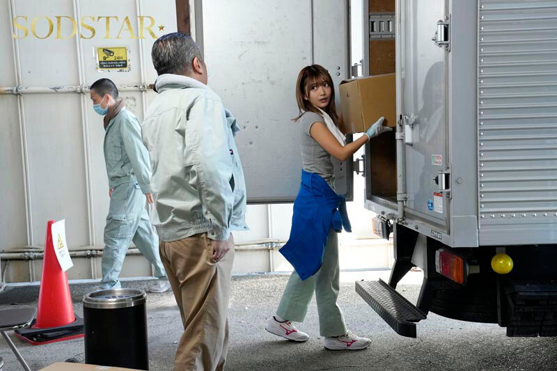 配送中NTR 既婚ベテランドライバーの配送に付いて回るうち車中でおそわれてしまった新婚人妻 星乃莉子のサムネイル画像