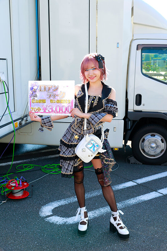 マジックミラー号 ハードボイルド 街中で客引き中の看板コンカフェ娘が乳首いじられっぱなしチクハラ接客に挑戦！乳頭をこねくり回されて乳首痙攣イキ！出禁エロ行為も断れないほど敏感になった不本意ぬるぬるオマ〇コはデカチン口説きで掟破りの生本番を受け入れてしまう…のサムネイル画像