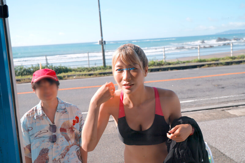 マジックミラー号ハードボイルド ビ〇トコインで一発当てたチビの俺が目前の海で高身長ビーチバレー娘をナンパ！素肌と水着の隙間にチン★コキお願い！最後は、低身長コンプレックス解消のナマ中出し！！のサムネイル画像