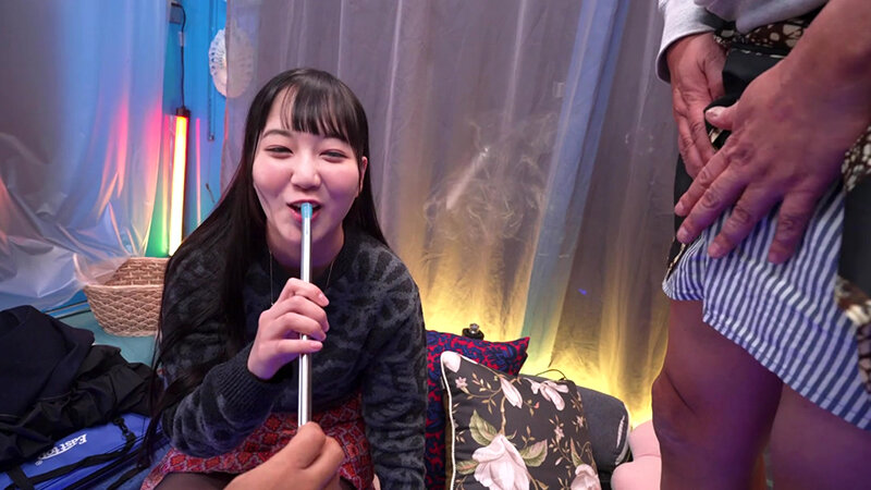 初めての移動式シーシャBar体験！興奮剤入りフレーバーで大胆になった男女が勃起したデカチンとおま〇こを擦り合わせたら素人娘は親友とSEXしてしまうのか？撮って出しマジックミラー号～まや＆けんじ編～ 葵井みずほのサムネイル画像