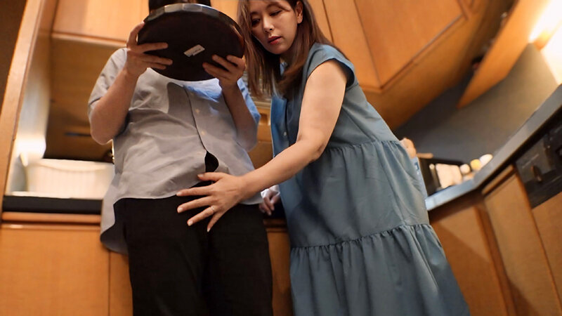 僕には昔から憧れている素敵な女性がいる―――それは、親友の母親。 今日も僕を笑顔で出迎えてくれる千里さんのサムネイル画像