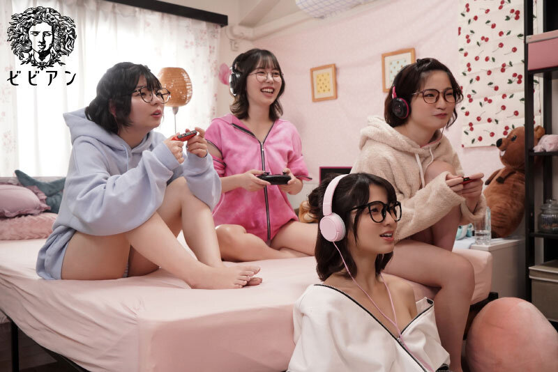 オタク女子会レズビアン SEXの快感にハマったゲーマー女子が無課金でイキまくり絶頂コンティニュー超乱交！ 倉本すみれ 百瀬あすか 市井結夏 姫野らんのサムネイル画像
