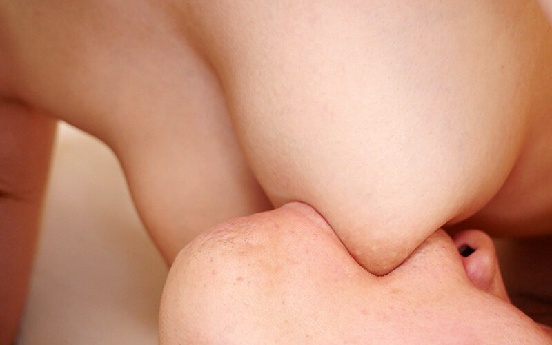 【令和版】四つん這いの垂れ下がった爆乳を下から揉み舐め吸うのサムネイル画像