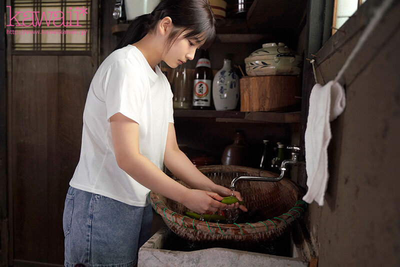 森林の恵みを感じ、豊かな自然に育まれた、汚れなき子は、実は濃厚おじさんとエッチがしたい！ 山梨県の過疎地で、お爺ちゃんと2人暮らしの女の子AVデビュー 柊みおりのサムネイル画像