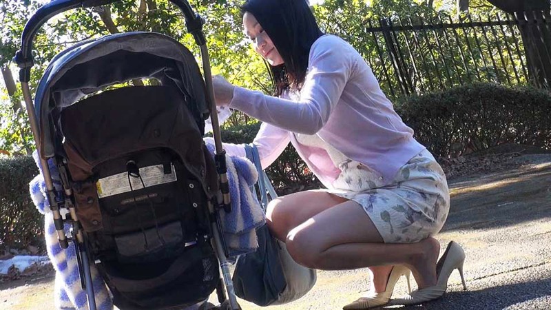 家族に内緒で恥ずかし行為を世間に晒す 見世物母乳ママのサムネイル画像