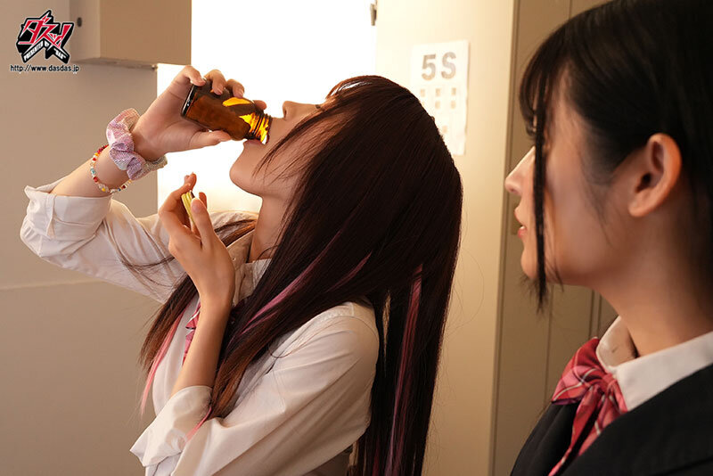 純粋な優等生は不良ギャルとのエビ反りキメセクでレズ堕ちしました。 胡桃さくら 新井リマのサムネイル画像