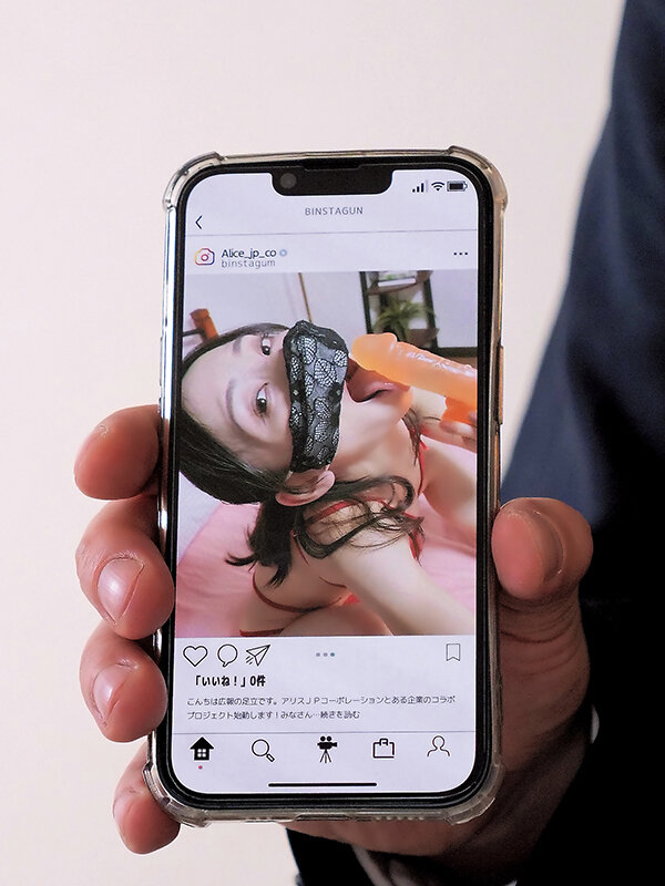 美人広報が裏垢と間違えて公式SNSに誤爆したエロ写メを秒でスクショした僕は口止めパコ狙いで近づいたけど想像を超える絶倫ビッチで何度イッてもやめてもらえずザーメンも男潮も搾り取られた 足立友梨のサムネイル画像