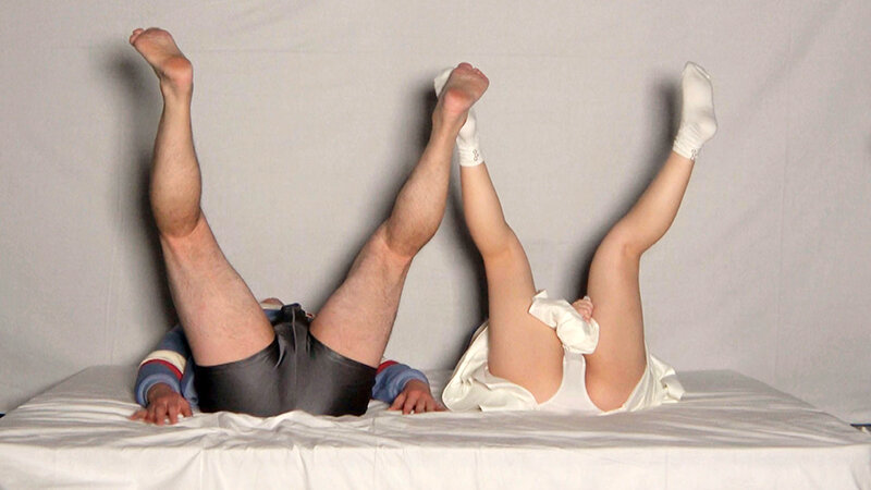 一般男女モニタリングAV ラブラブカップル限定 影絵に挑戦！ドキドキ寝取られシルエットクイズ！布越しに彼氏に見られているのに女子大生がデカチンSEXで生中出し！のサムネイル画像
