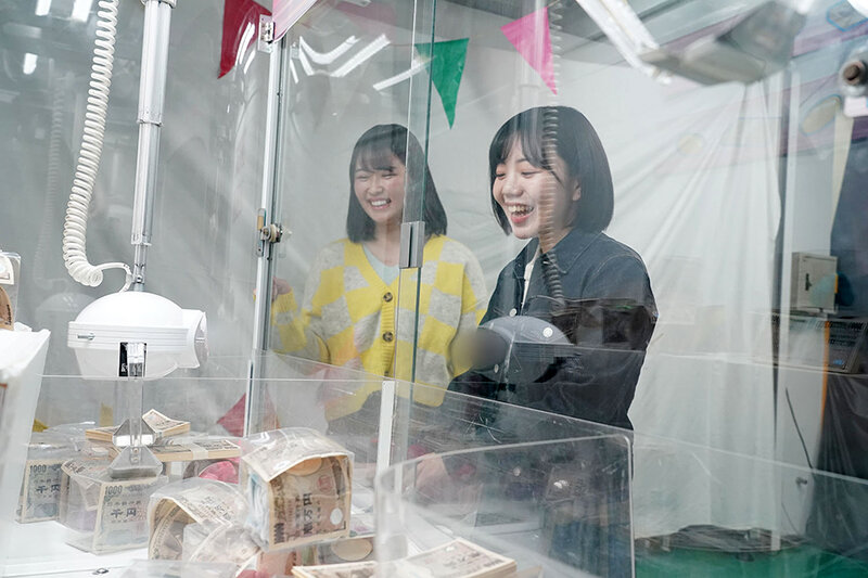 現金100万を狙え！脱衣クレーンゲーム！獲れそうで獲れない目の前の大金に惑わされ気づけば全裸… 一発逆転を狙ってまさかの中出しセックス！！ 素人女子大生編のサムネイル画像