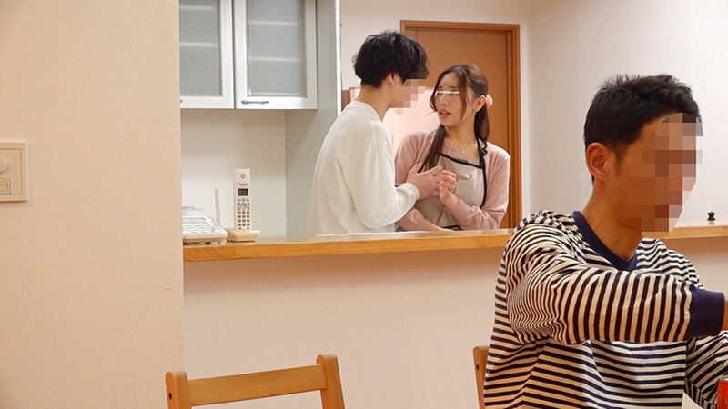 一般男女モニタリングAV 近親相姦しちゃった母子のその後まで追跡スペシャル マジックミラーの向こうには再婚したての父親！巨乳の新しいお母さんと童貞の息子が2人っきりの密室で筆おろし中出し！！…した後日談:義母と息子の何度も繰り返される父には秘密の近親相姦を…7のサムネイル画像