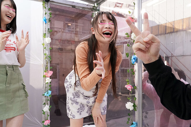 顔出しMM号 大学生Wカップル限定 ザ・マジックミラー 勝てば100万円！負ければ同時即ハメ！青空NTR中出し野球拳！彼氏たちの目の前で同時に寝取って生中出し！仲良し女子大生4P乱交スペシャル！のサムネイル画像