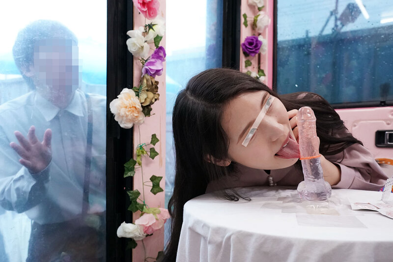 一般男女モニタリングAV×マジックミラー便コラボ企画 愛する夫の目の前で路上NTR！清楚な人妻が「お口だけでコンドーム装着」に挑戦！ノーハンドでデカチンを咥えたご無沙汰妻のオマ○コは欲しがり汁が溢れ出す！旦那の目の前で寝取って最後はゴムを外して生中出し！のサムネイル画像