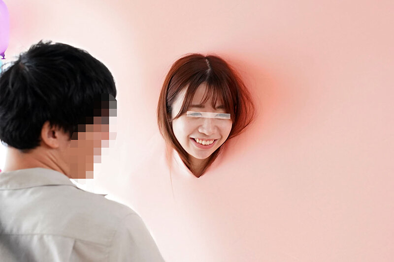 一般男女モニタリングAV 顔は旦那/カラダはNTR！何も知らない夫の目の前で壁穴から顔だけ出した人妻がバレないようにデカチンSEXで連続中出し！のサムネイル画像