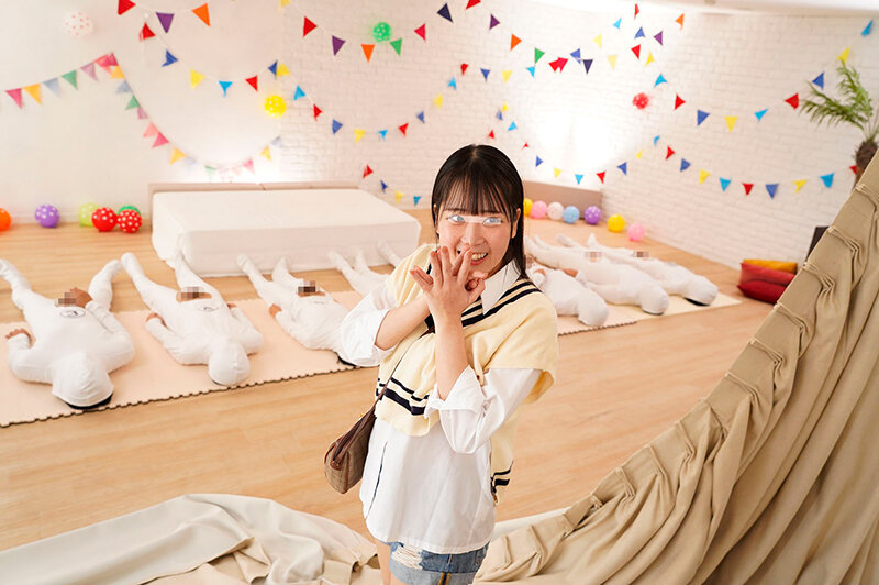 一般男女モニタリングAV 巨乳女子大生限定！目隠し素股でズラ～ッと並んだチ○ポ10本の中から大好きな彼氏のチ○ポ当ててみて！ハズレたらいきなりデカチン即ハメ！形・大きさの異なるフル勃起チ○ポとクリトリスが擦れ合う気持ちよさに我慢できず濡れ出した彼女オマ○コは…のサムネイル画像