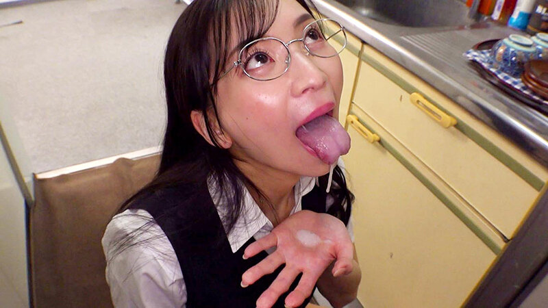 地味メガネのOL、脱いだらドエロい体と剛毛だった… 鈴木真夕のサムネイル画像