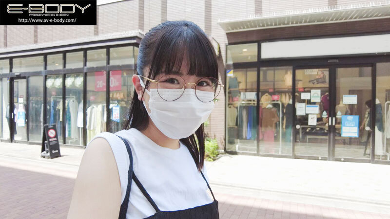 初めて出来た彼女を脱がしたら… 着衣からは想像できない色白美巨乳だしメガネ姿からは想像できない可愛い素顔 大興奮の僕は性欲尽きるまでハメまくった 柏木こなつのサムネイル画像