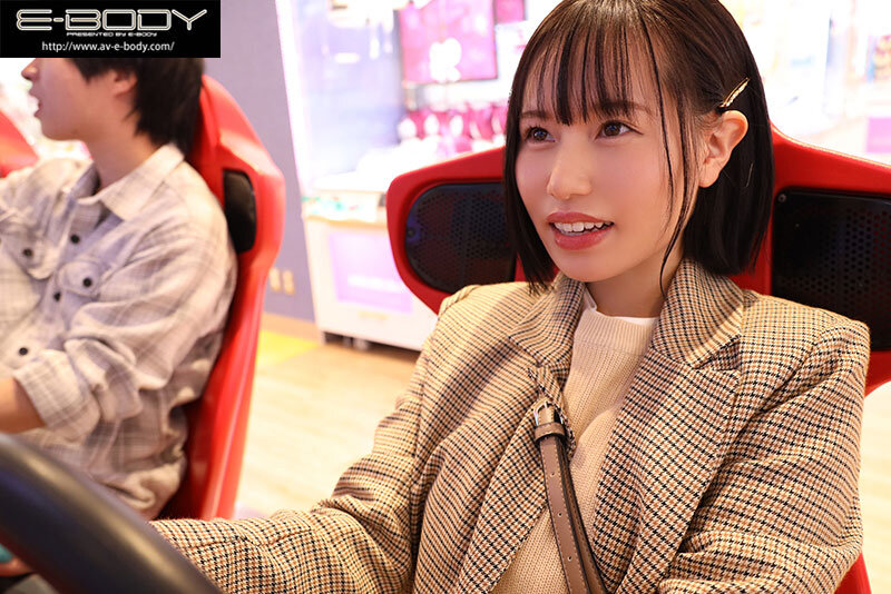 初めて出来た彼女を脱がしたら… 着衣からは想像できない物凄い色白スリム美巨乳 大興奮の僕は性欲尽きるまでハメまくった 如月りいさのサムネイル画像