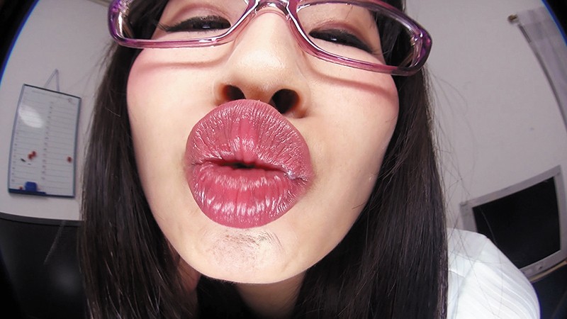 カメラに語りかけキスするバーチャル映像のサムネイル画像
