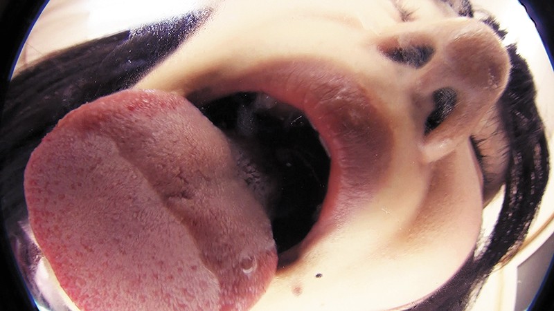 カメラに語りかけキスするバーチャル映像のサムネイル画像