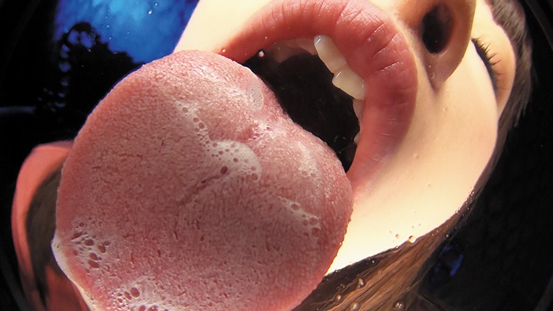 カメラに語りかけキスするバーチャル映像のサムネイル画像