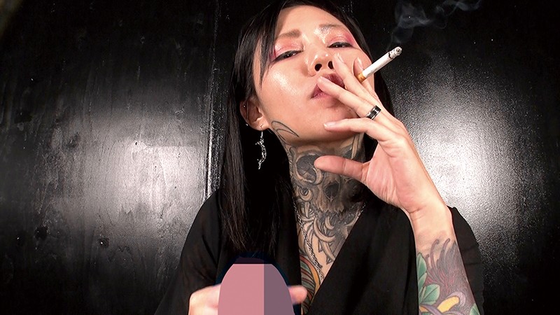 主観 タバコ美女 煙 ヤニベロ 痰唾ぶっかけ ドS淫語浴び手コキのサムネイル画像