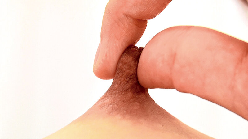 乳首潰し舐めレズのサムネイル画像