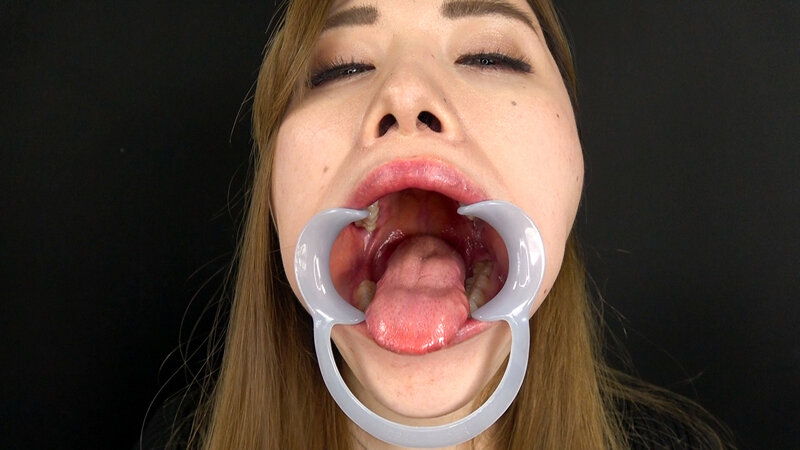 唾液滴る肉厚舌で挑発する淫乱美女のサムネイル画像