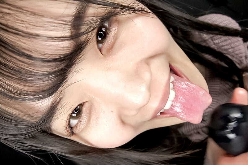 淫乱痴女のベロ唾液手コキのサムネイル画像