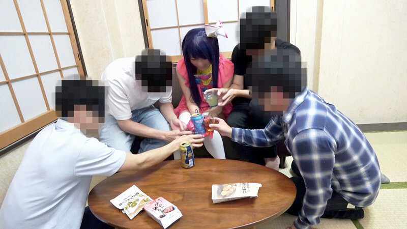 【密着Dキス5P大乱交SEX】140cm台パイパン美少女レイヤー様が【全員ベロ舐め奉仕＆連続即ハメ中出し】全身ぶっかけキンタマ空っぽになるまでザーメン漬け…他【童貞喪失HOWTOセックス】2本立てSPのサムネイル画像