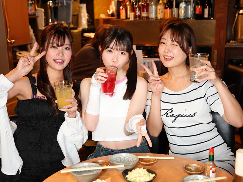 飲酒！飲尿！飲潮！お酒も体液も飲んで浴びて酔っ払ってヤリたい放題！！のサムネイル画像
