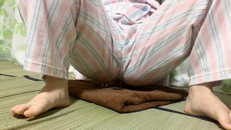 女の子が自分で撮った秘密のおもらし 前多まこのサムネイル画像